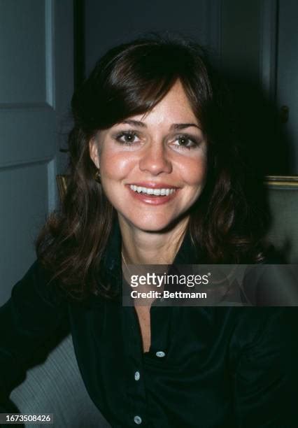 11,025 Sally Field Photos & High Res Pictures